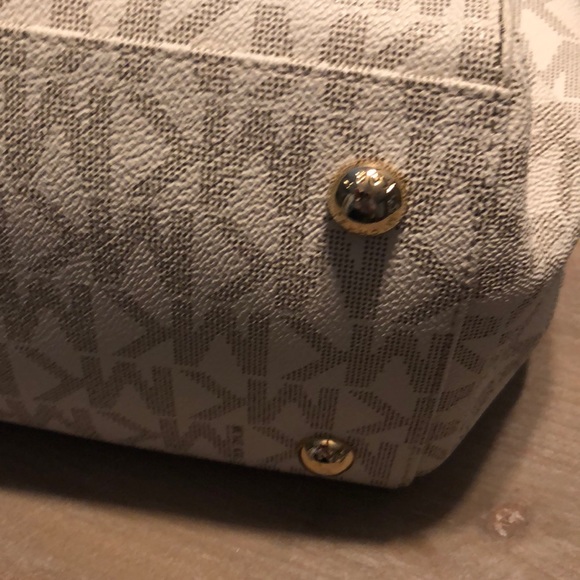 Monogram cream Michael Kors bag - Picture 7 of 8